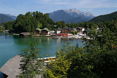 Le lac le port et la place