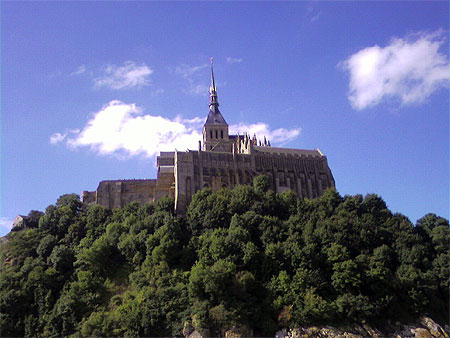 L'Abbaye du mont saint Michel vu de la baie