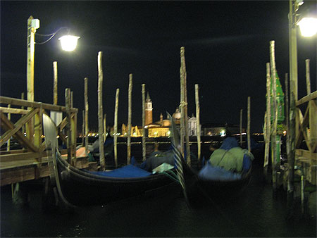 Gondole dans la nuit � Venise