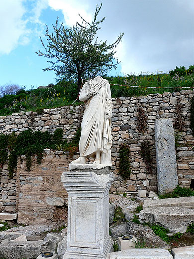 Statue sans t�te rue des Cour�tes � Eph�se