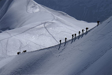 Alpinistes en direction de l'aiguille du Midi