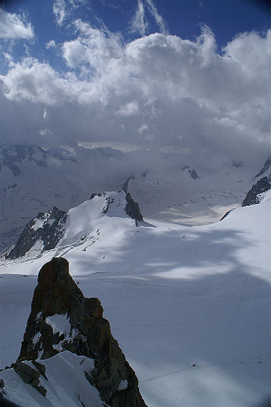Les Aiguilles cach�es derri�re les nuages.