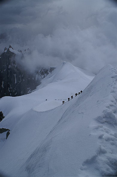 Alpinistes dans l'orage