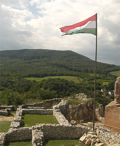 V�r �llott, most kőhalom