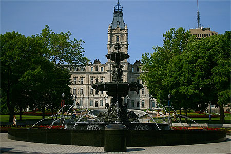 Qu�bec-le parlement et la fontaine de Tourny
