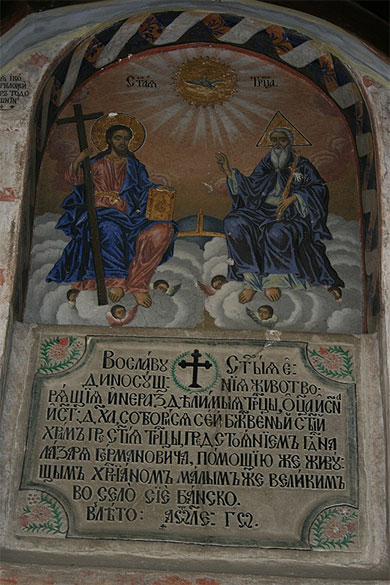 Entr�e de l'�glise de la Sainte-Trinit�