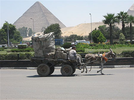 En passant devant les pyramides...