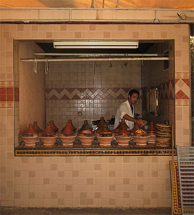 Marrakech, pr�paration de tajines