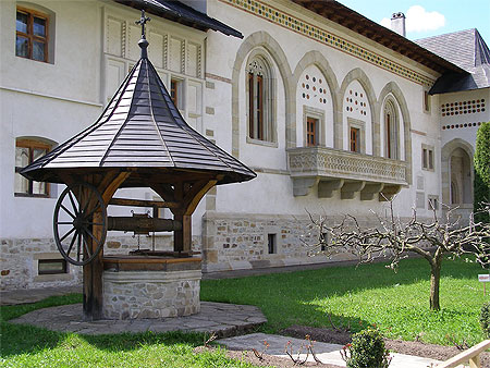 Putna - Le puits du monast�re orthodoxe