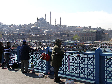 Istanbul - Concours de p�che sur le pont Galata