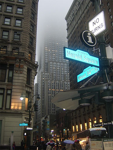 Empire State Building dans la brume (5th avenue)