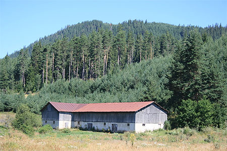 Grange au bord de route pr�s du lac de Dospat