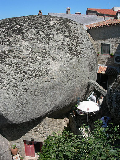 Enorme Pierre sur une maison