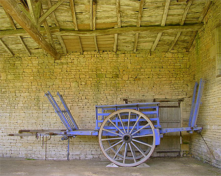 Sonnac - La charette bleue au garage