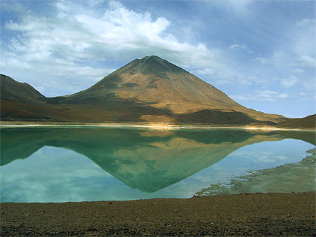 Reflet du Licancabur sur la laguna verde
