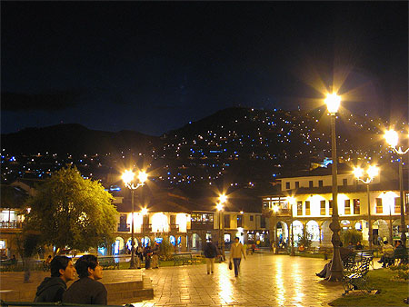 Sc�ne de nuit sur la place centrale de Cuzco