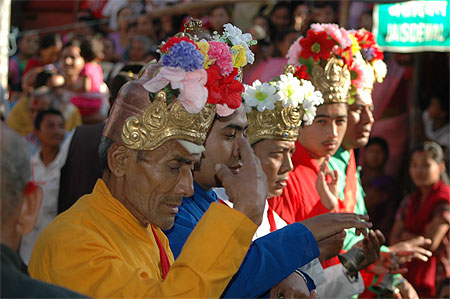 Cinq Bouddha � la F�te de KUMARI