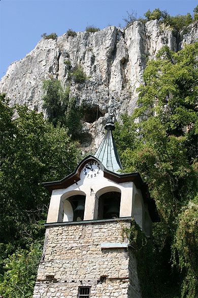 Clocher sous la falaise
