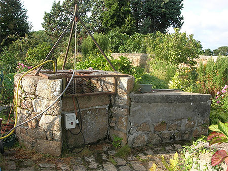 Puits avec son b�ti en fer forg�