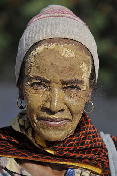 Et ces visages... entre plusieurs mondes