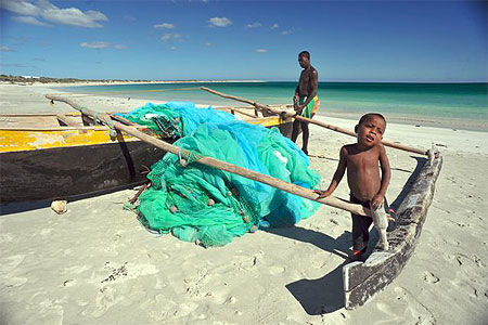 Pirogue � balancier sur la plage d'Itampolo