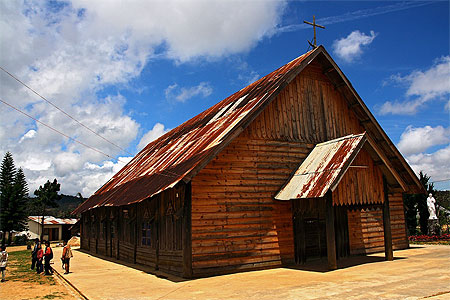 Dans le Village de Lat, Eglise Catholique