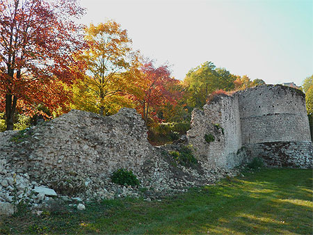 Mur d'enceinte en ruines