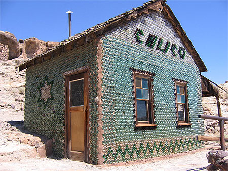 Maison fabriqu�e avec des bouteilles