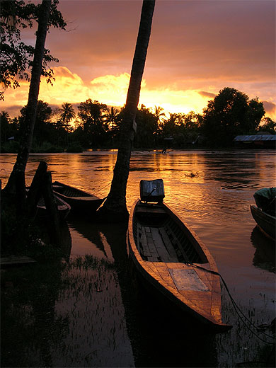 Pirogues sur le M�kong. Coucher de soleil.