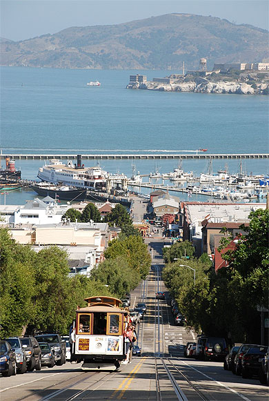 Cable car remontant de la baie