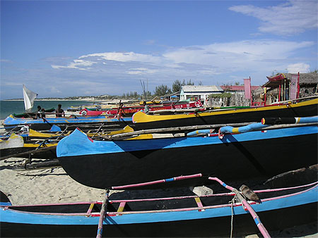 Pirogue belo sur mer