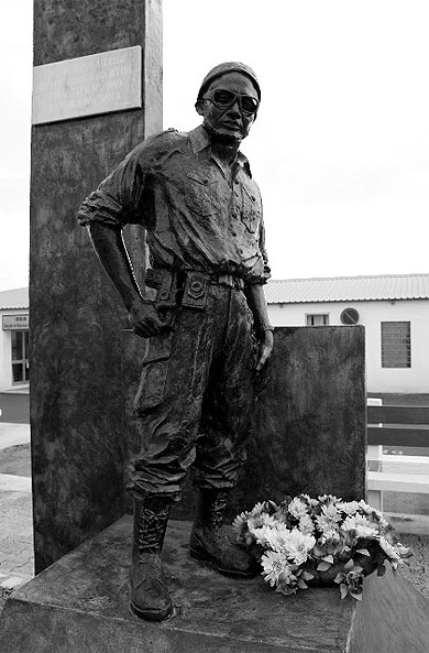 Statue devant l'a�roport