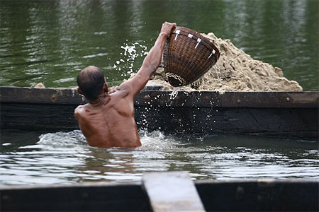 Travailleur sur les backwaters