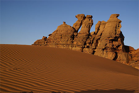Alg�rie : marche dans La Tadrart vers El Berdj