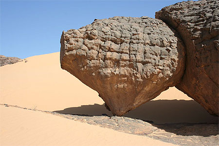 Alg�rie - Hoggar - Youf Ahakit - Bient�t la chute de la toupie ?