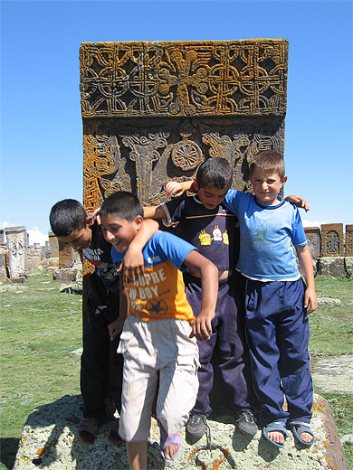Enfants devant un khatchkar � Noratous