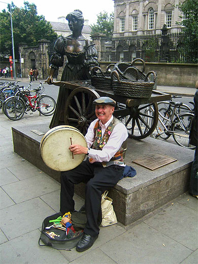 Musicien de rue devant statue de MOLLY MALONE
