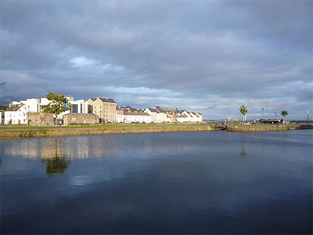 Eclaircie sur Galway, maisons en face de la jet�e