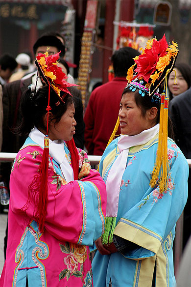 2 Chinoises rev�tant l'habit traditionnel