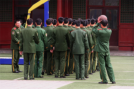 Des militaires Chinois jouent au basket