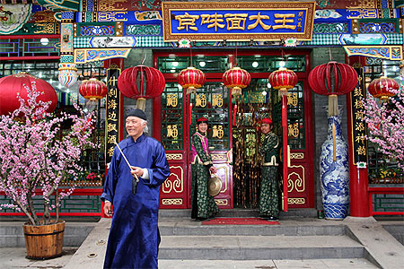 Chinois rev�tant l'habit traditionnel