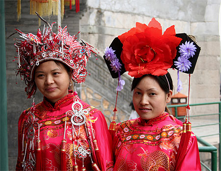 2 Chinoises rev�tant l'habit traditionnel