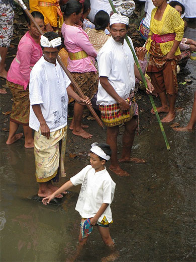 Procession dans la rivi�re