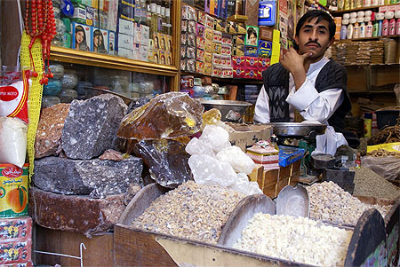 Y�men : myrrhe et encens au souk de Sanaa
