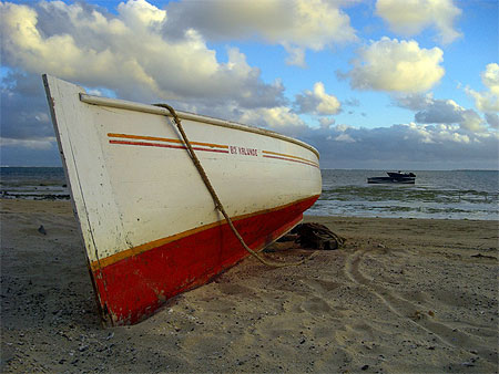 Pirogue au repos � l�anse Mourouk 
