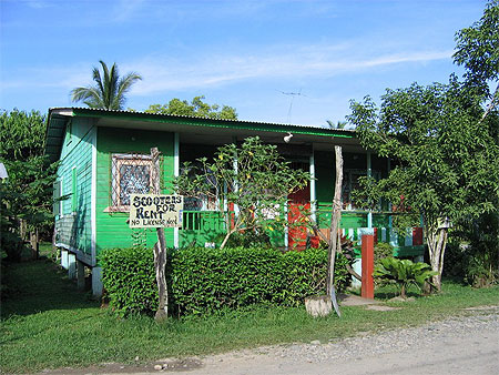 Maison color�e au village de Cahuita