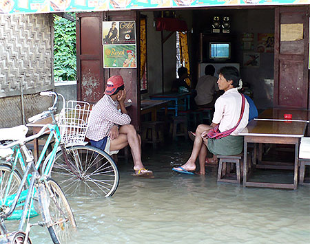 Au caf�, les pieds dans l'eau