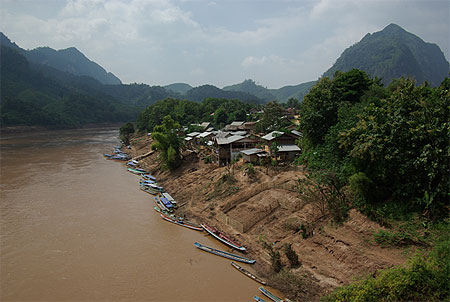Sur le pont au-dessus de la Nam Ou
