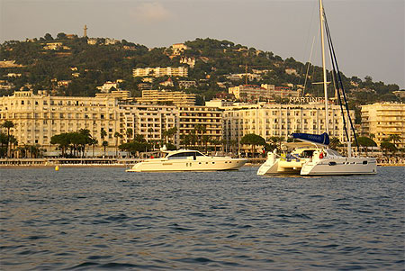 Bateaux en baie de Cannes au coucher du soleil