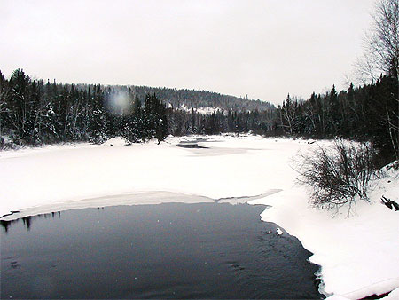 La rivi�re se jette dans le lac